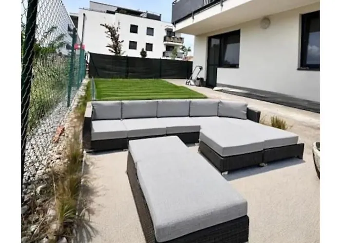 Apartmán Exclusive Big Garden With Jacuzzi & Private Parking *