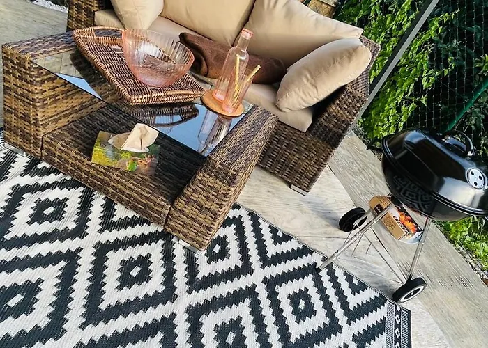 Exclusive Big Garden With Jacuzzi & Private Parking Apartmán *