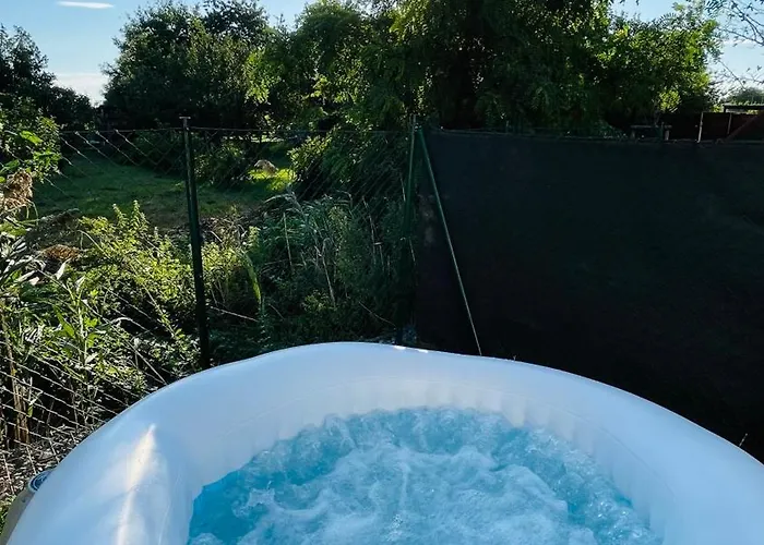 Apartmán Exclusive Big Garden With Jacuzzi & Private Parking