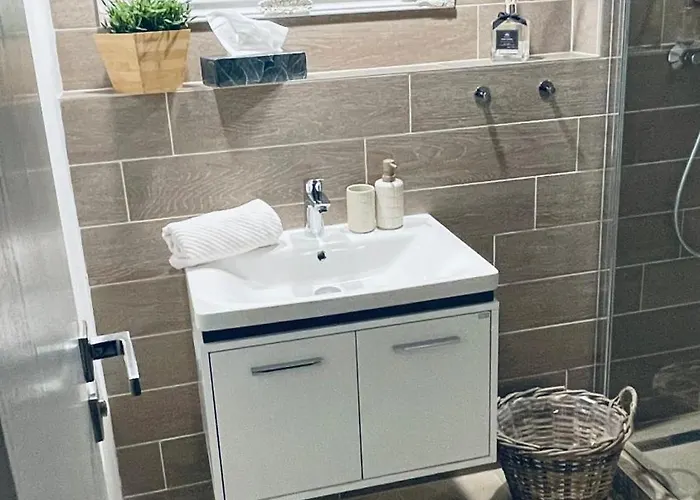 Exclusive Big Garden With Jacuzzi & Private Parking *